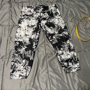 Calvin Klein performance quick dry Capri active wear black white size large